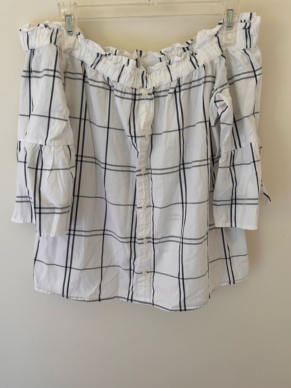 Abercrombie & Fitch Plaid Off the Shoulder Blouse 
Size: Small
NWOT